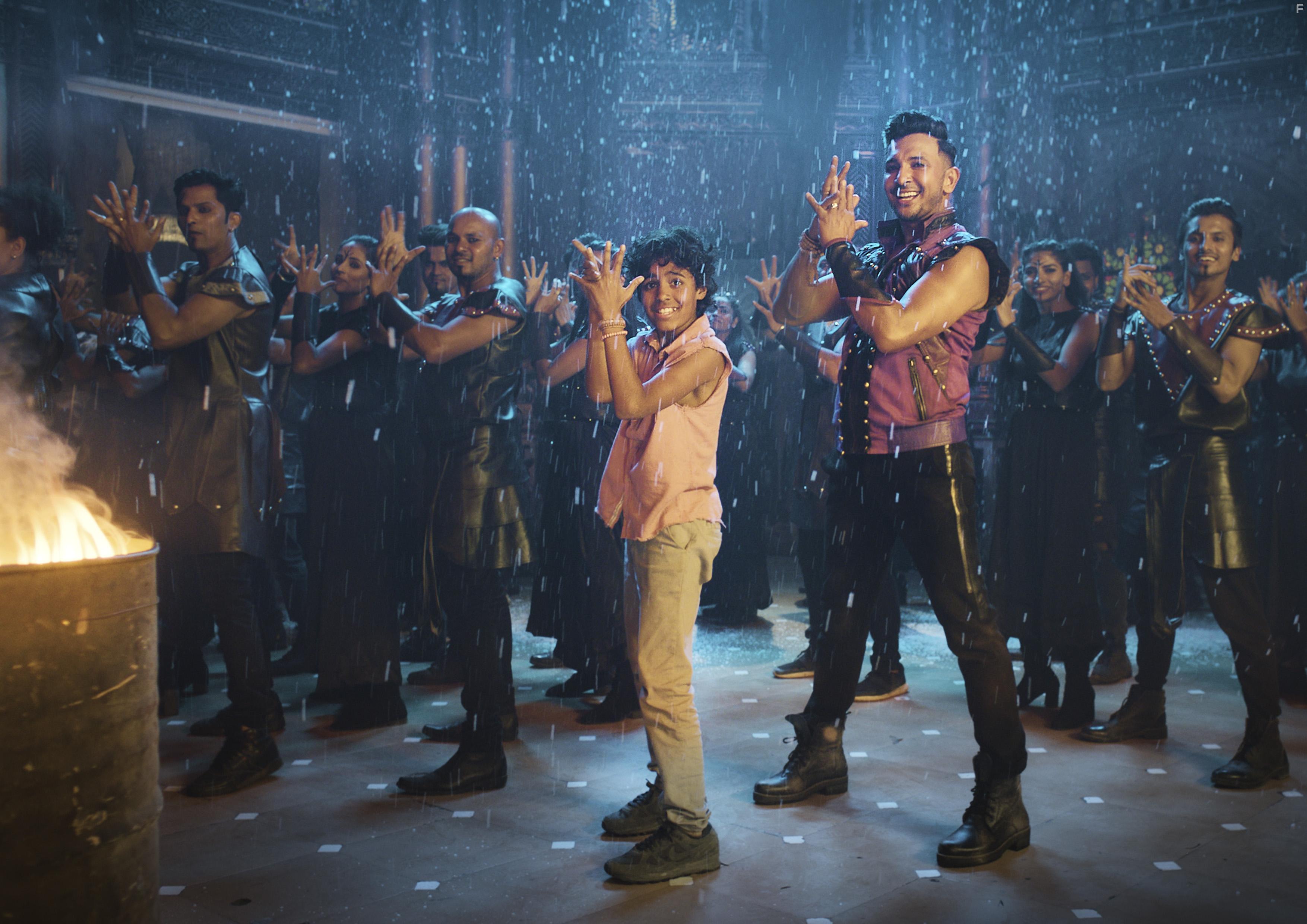 Terence Lewis and Shan Robitzky in Trume sind wie wilde Tiger (2021)