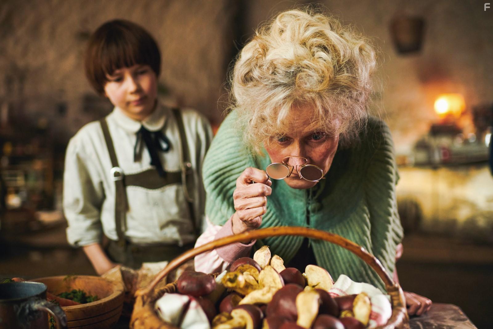 Hedi Kriegeskotte and Benedikt Jenke in Der Ruber Hotzenplotz (2022)