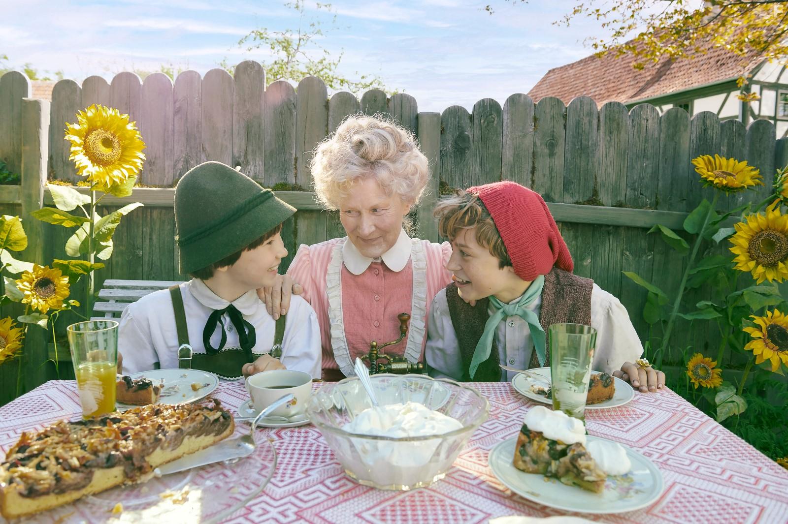 Hedi Kriegeskotte, Benedikt Jenke, and Hans Marquardt in Der Ruber Hotzenplotz (2022)