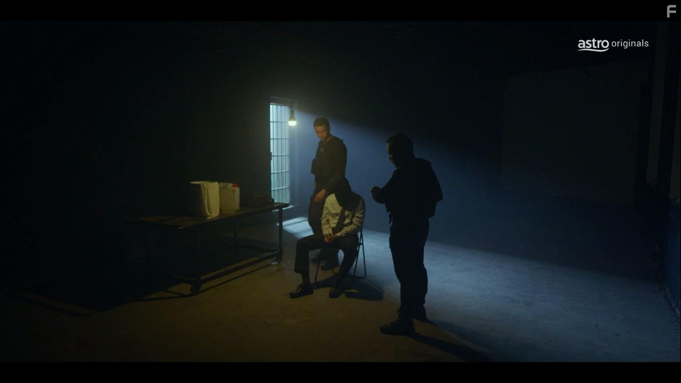 Syafiq Kyle, Sazrin Aizul, and Anwari Ashraf in One Cent Thief (2022)