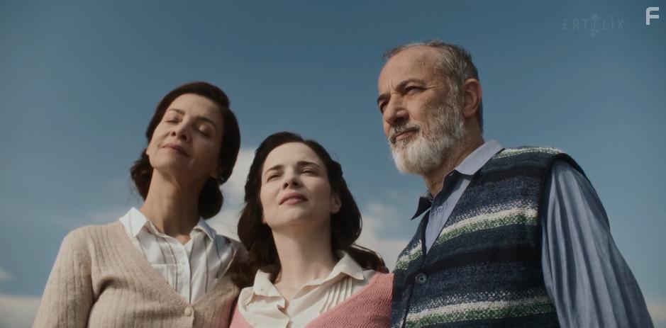 Stelios Mainas, Katerina Lehou, and Evgenia Dimitropoulou in Mia nyhta tou Avgoustou (2022)