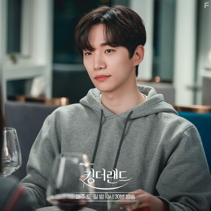 Jun-Ho Lee in King the Land (2023)