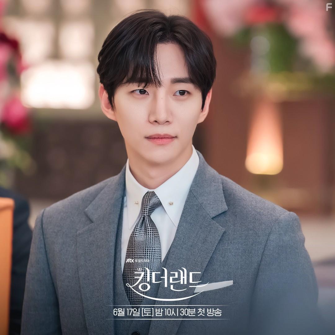 Jun-Ho Lee in King the Land (2023)