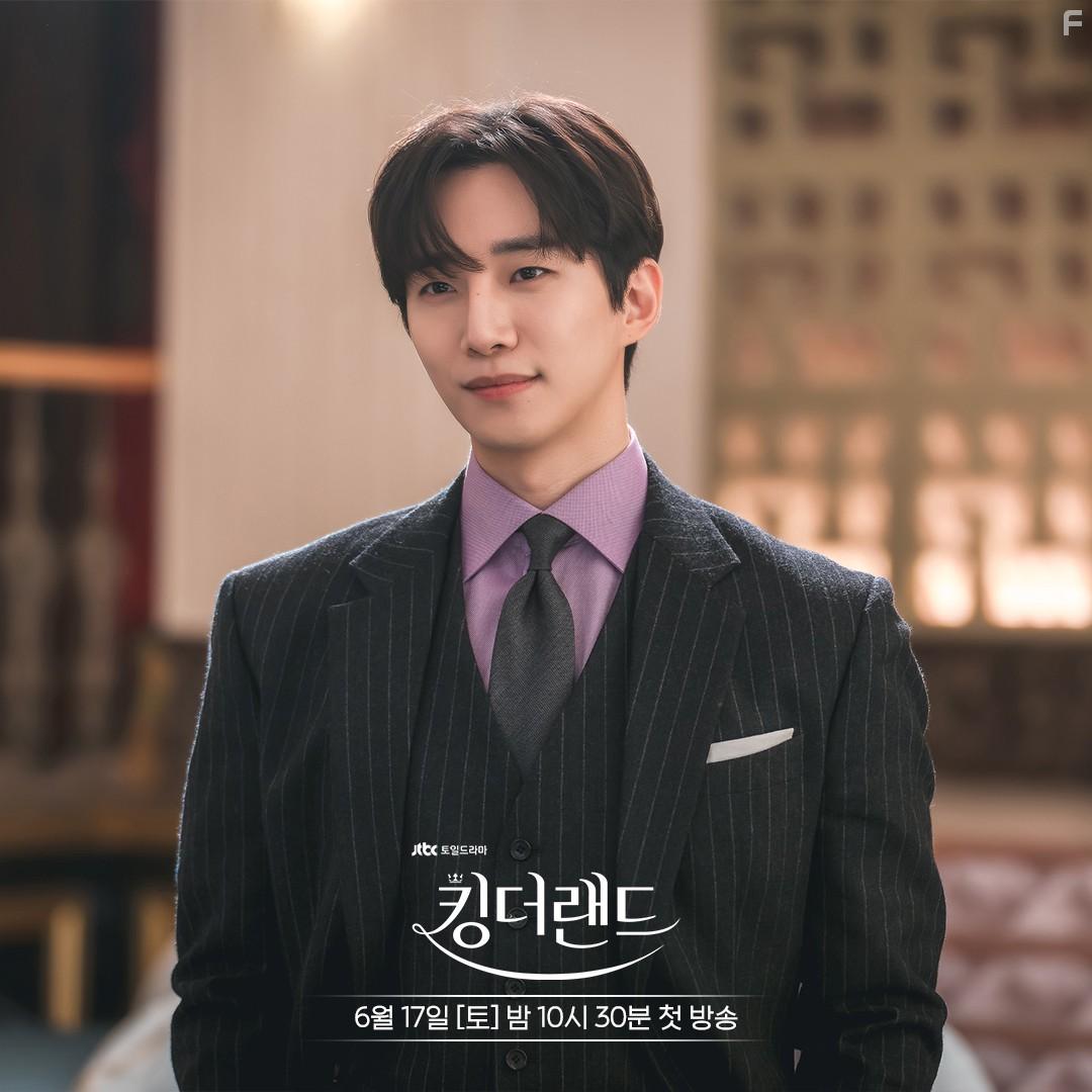 Jun-Ho Lee in King the Land (2023)