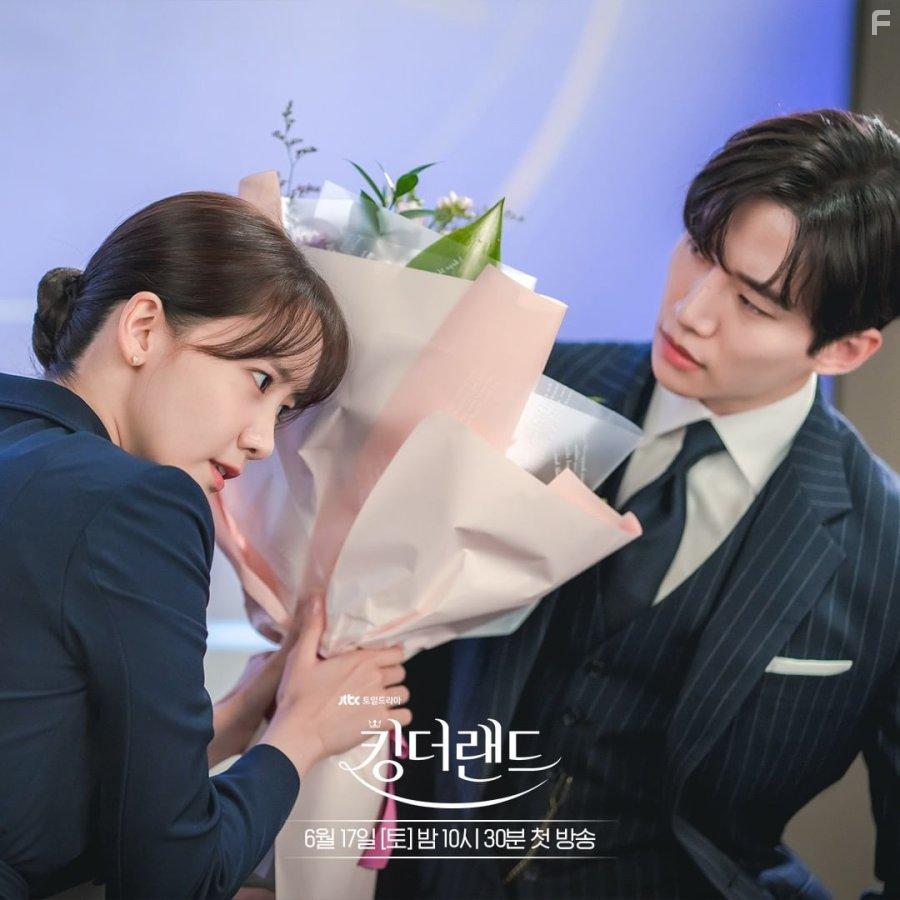 Im Yoon-ah and Jun-Ho Lee in King the Land (2023)