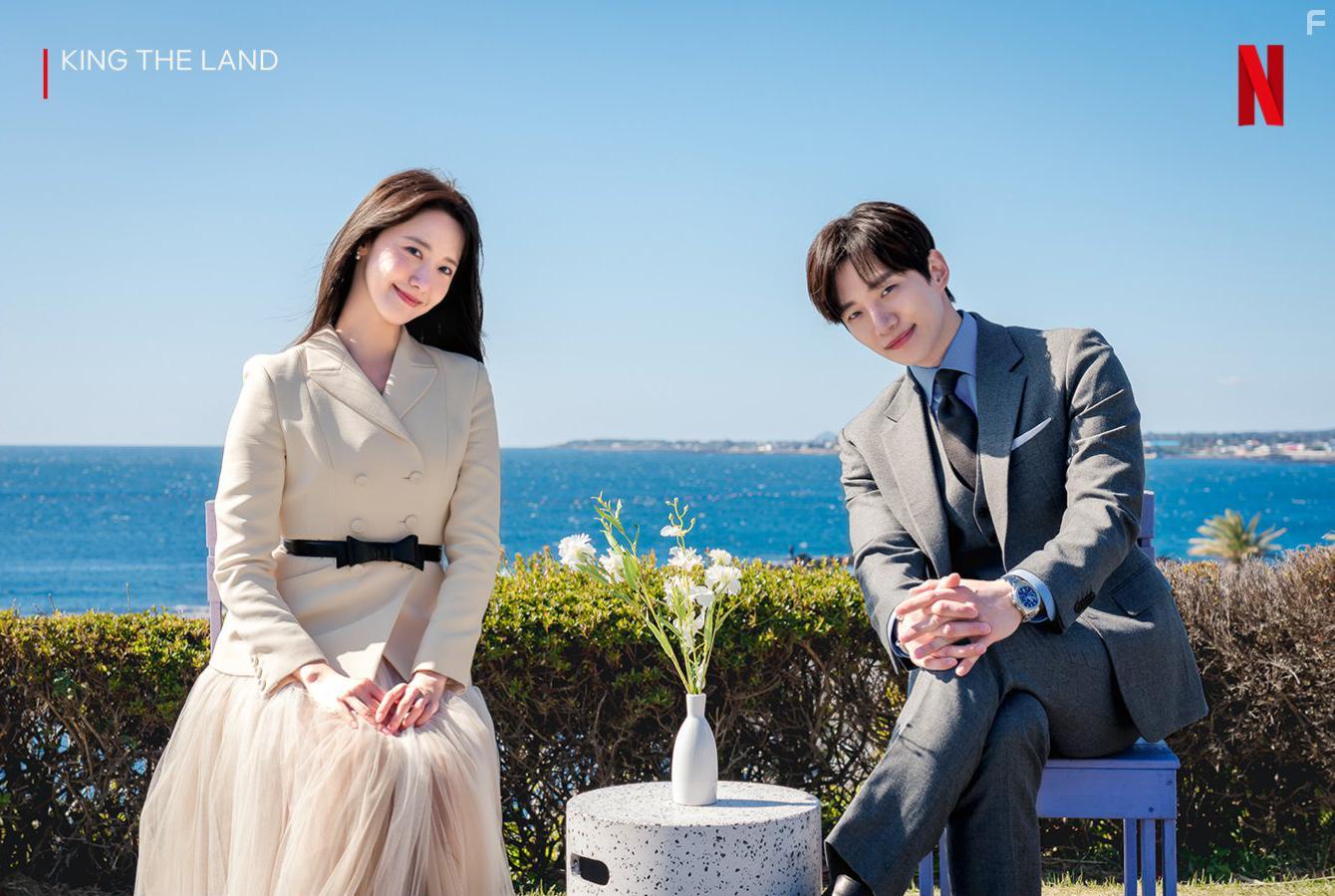 Im Yoon-ah and Jun-Ho Lee in King the Land (2023)