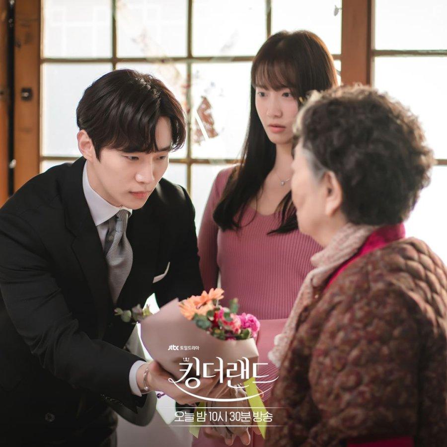 Kim Young-ok, Im Yoon-ah, and Jun-Ho Lee in King the Land (2023)