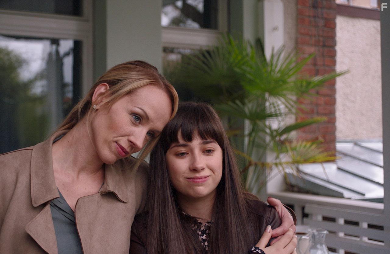 Martina Czyzov and Petra Hrebckov in Zboznovan (2021)