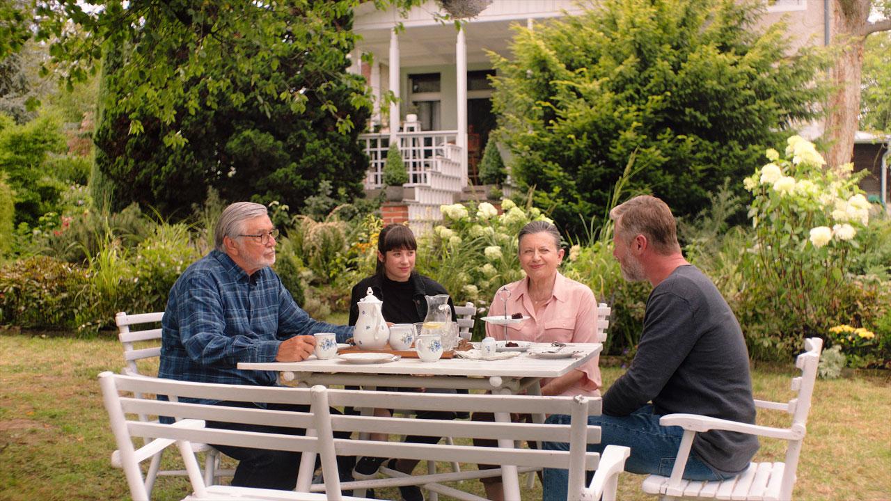 Jir Bartoska, Zuzana Krnerov, Jir Langmajer, and Martina Czyzov in Zboznovan (2021)
