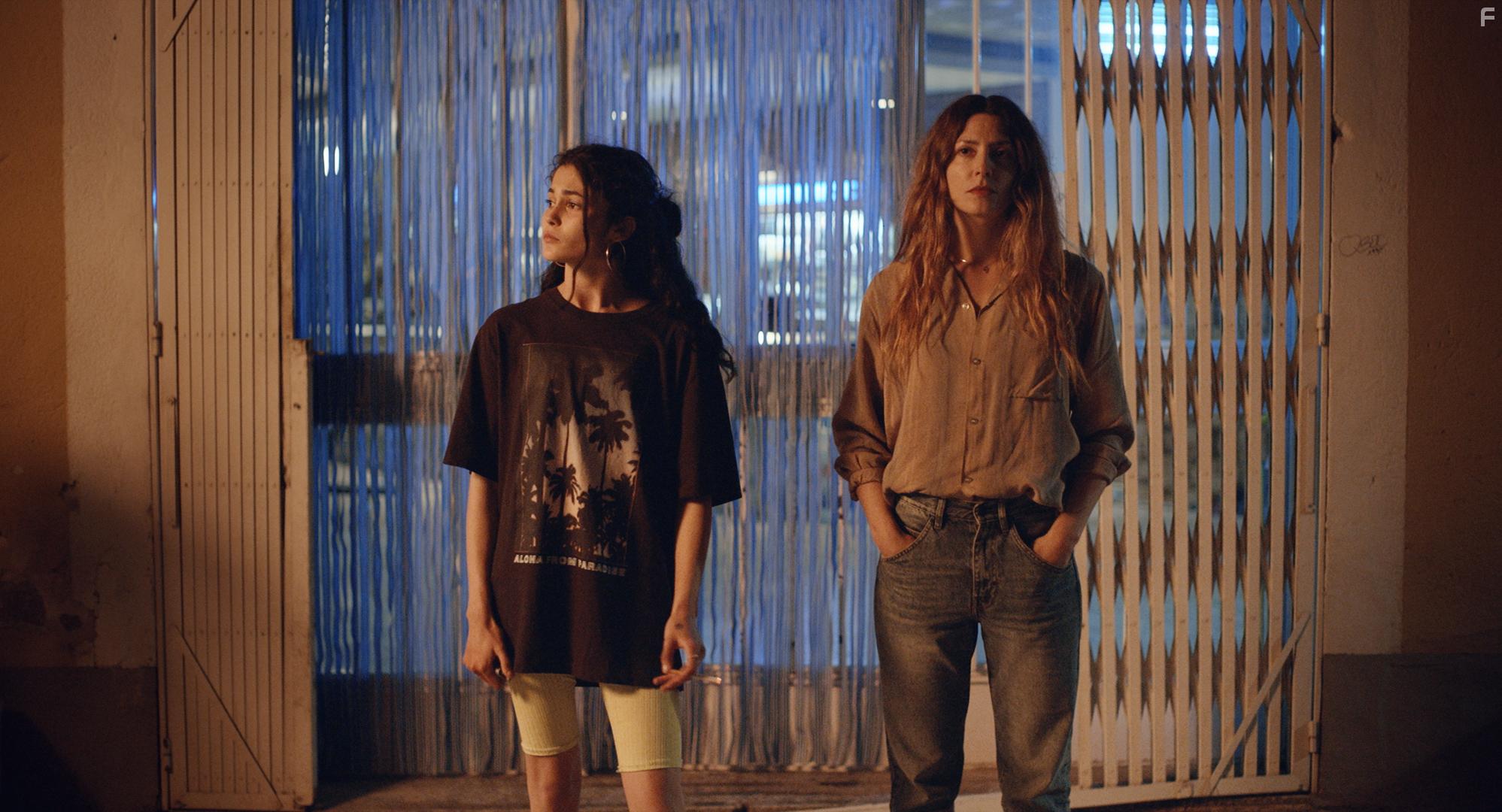 Brbara Lennie and Luna Pamis in El agua (2022)