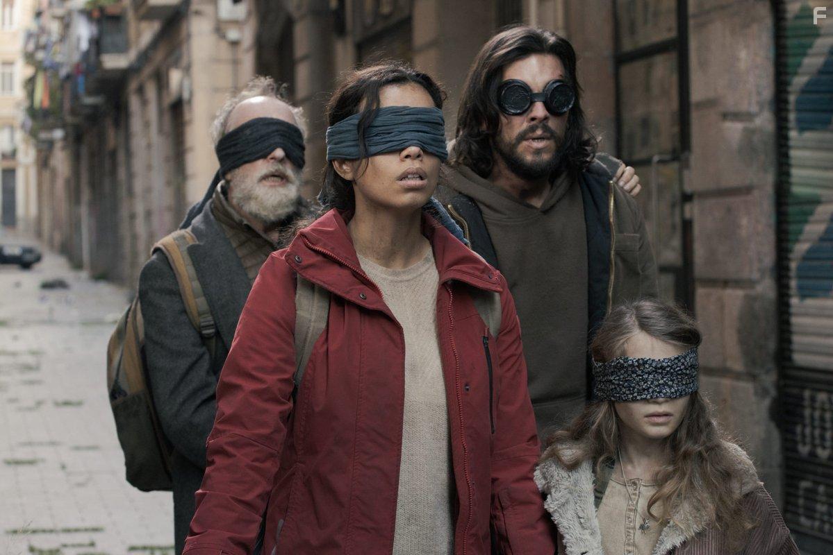 Gonzalo de Castro, Naila Schuberth, Mario Casas, and Georgina Campbell in Bird Box: Barcelona (2023)