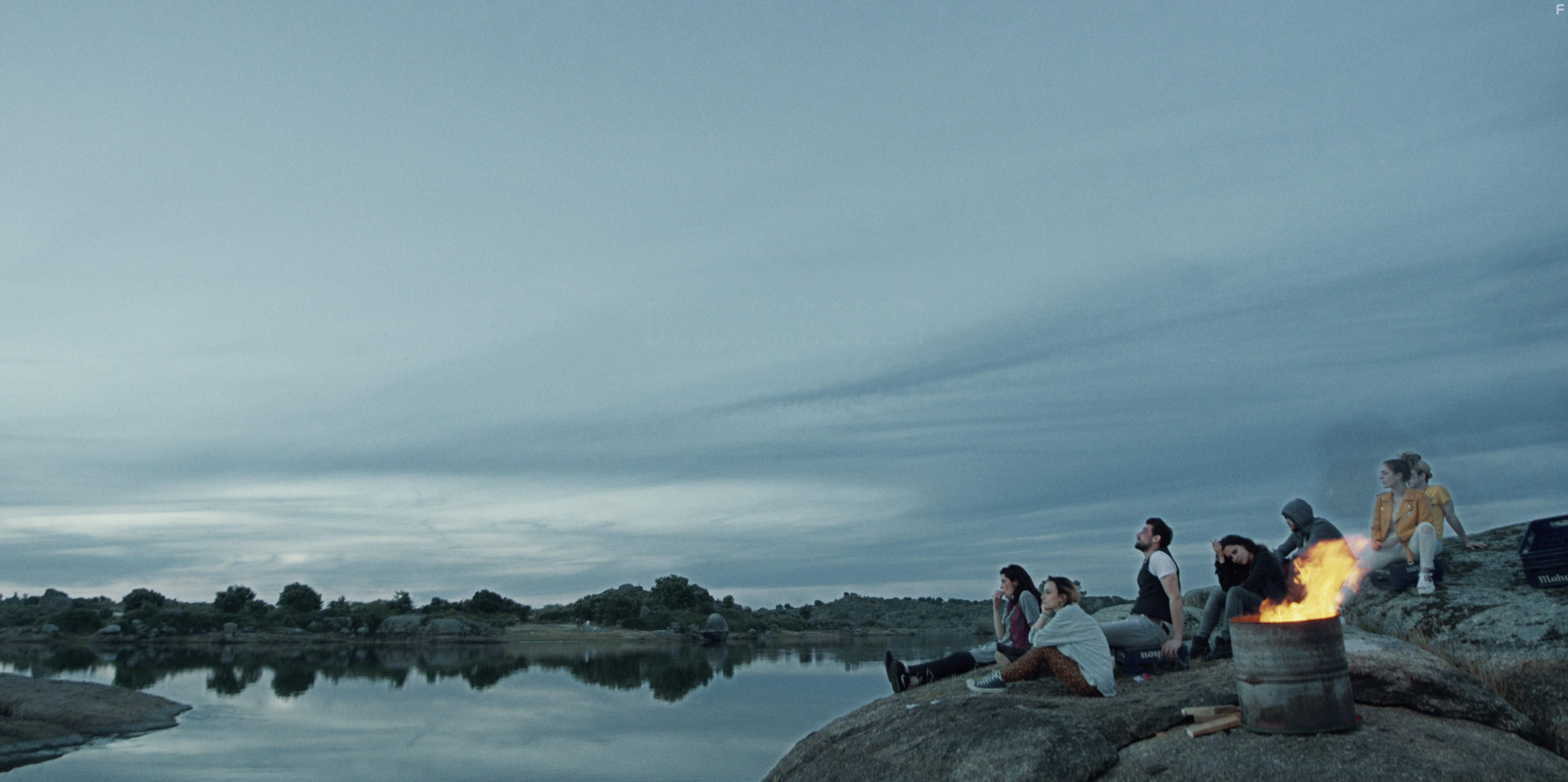 Laura Contreras, Sonia Deluis, Mireia Sabadell, Sal Blasco, Alba Gallego, Javier Zapater, and Vctor Vzquez in Desaparecer (2020)