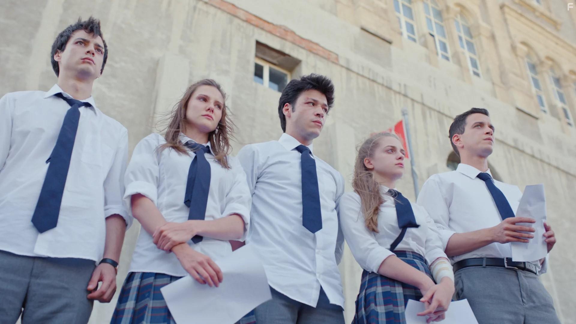 Mert Yazicioglu, Alina Boz, Kubilay Aka, Selahattin Pasali, and Ipek Filiz Yazici in Ak 101 (2020)