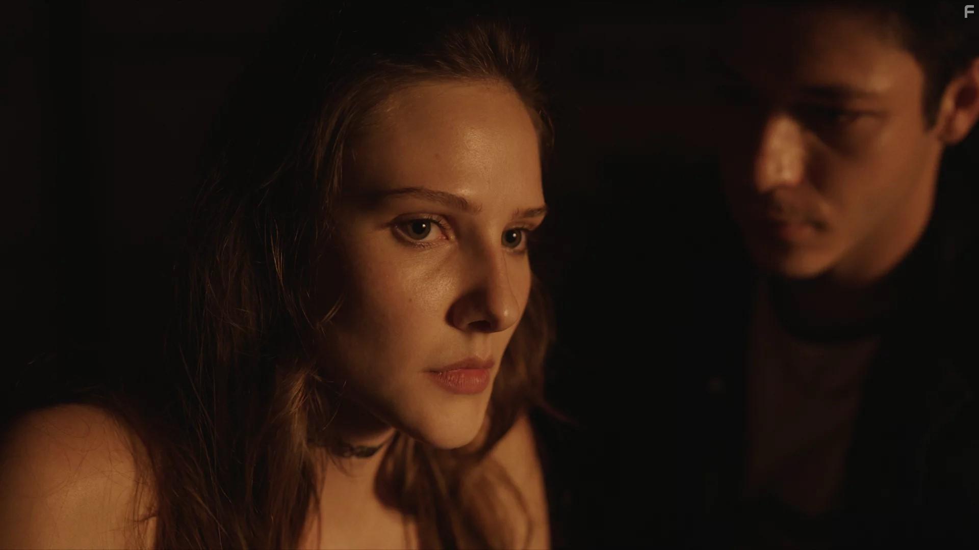 Alina Boz and Kubilay Aka in Ak 101 (2020)