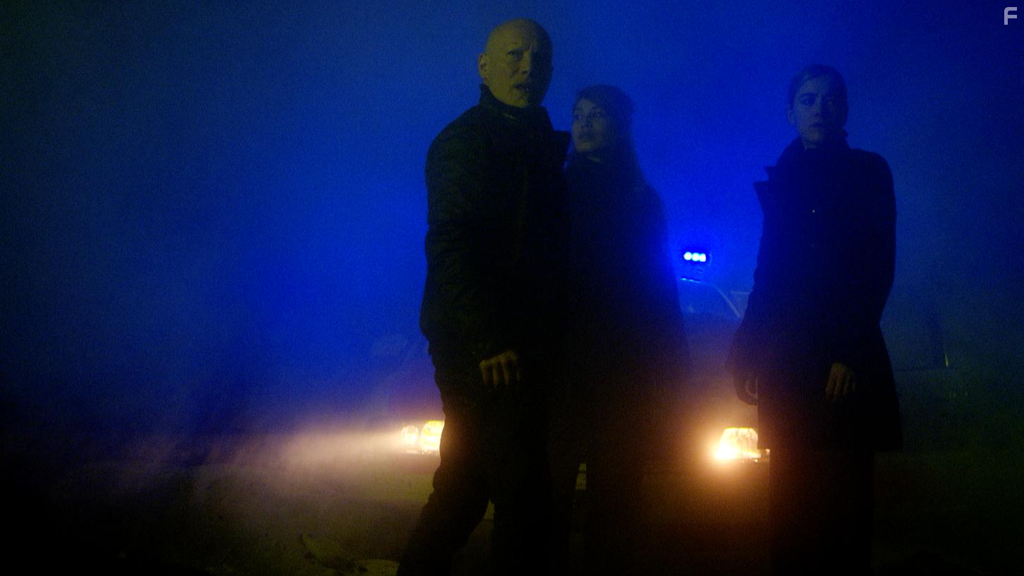 Georges Ayusawa, Alexandra Marcos, and Stphanie Schneider in Le 5e Cavalier (2018)