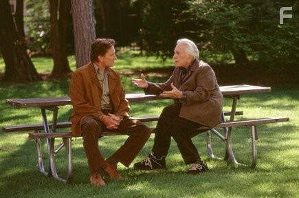 Kirk Douglas and Michael Douglas in Семейные ценности (2003)