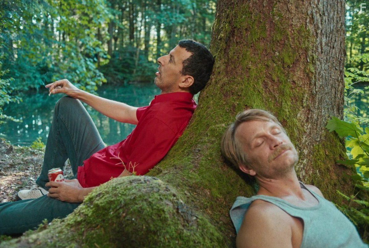 Samir Guesmi and Jrmie Renier in Ailleurs si j'y suis (2022)