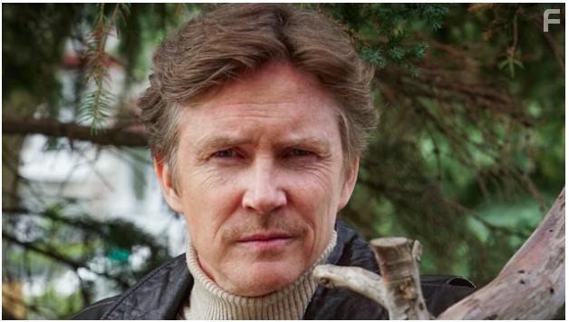 Julian Casey in Faits divers: Les heures avant la prise de l'chantillon (2020)