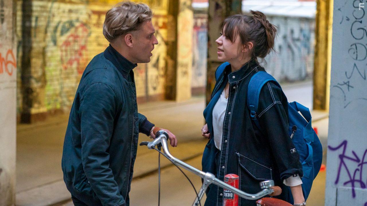 Nico Ehrenteit and Darja Mahotkin in Jenseits der Spree (2021)