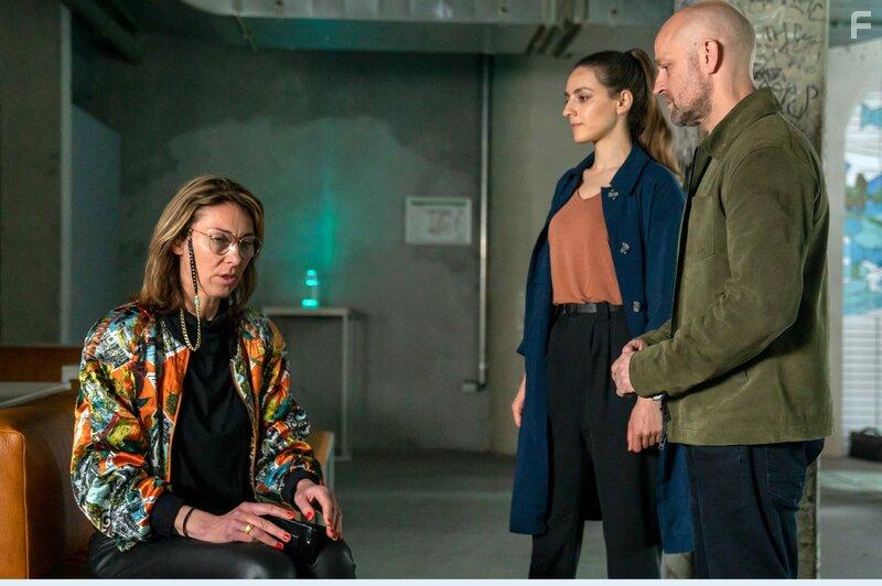 Jrgen Vogel, Emma Rnnebeck, and Seyneb Saleh in Jenseits der Spree (2021)