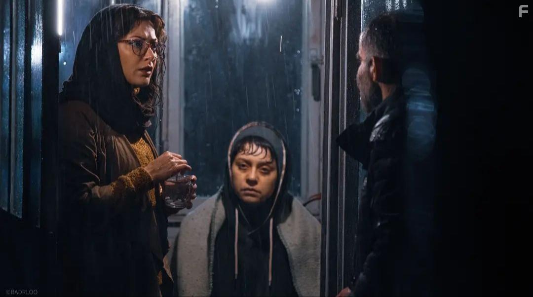 Tannaz Tabatabaei and Shadi Karamroudi in Bi roya (2022)