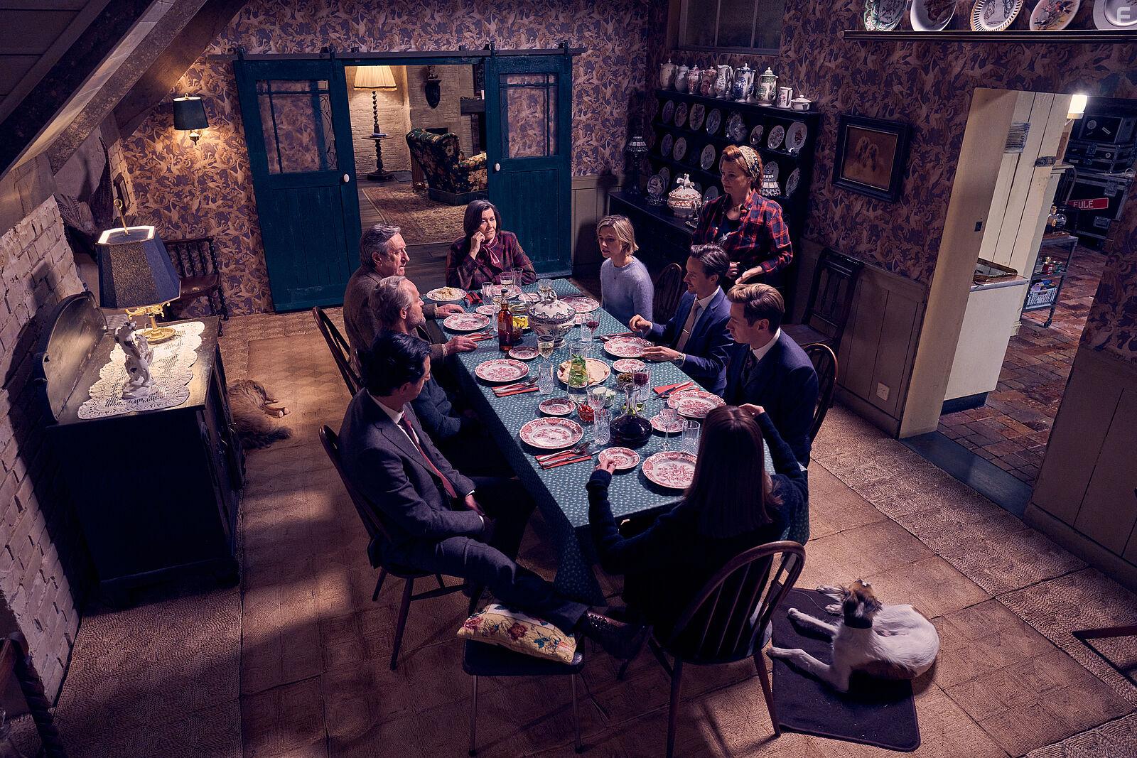 Victoria Carling, Annette Frier, Philip Jackson, Tom Schilling, Jrgen Vogel, David Kross, Serkan Kaya, and Svenja Jung in Der Pfau (2023)