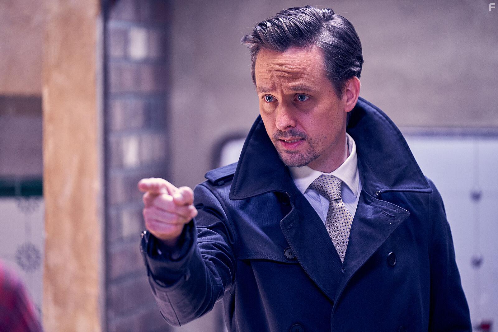 Tom Schilling in Der Pfau (2023)