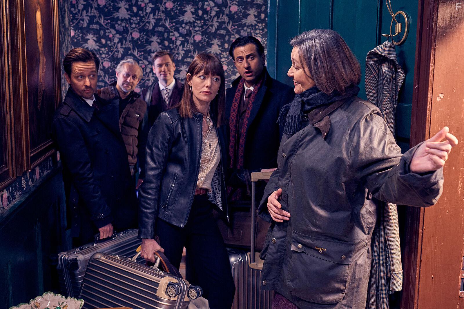 Victoria Carling, Tom Schilling, Jrgen Vogel, Lavinia Wilson, David Kross, and Serkan Kaya in Der Pfau (2023)