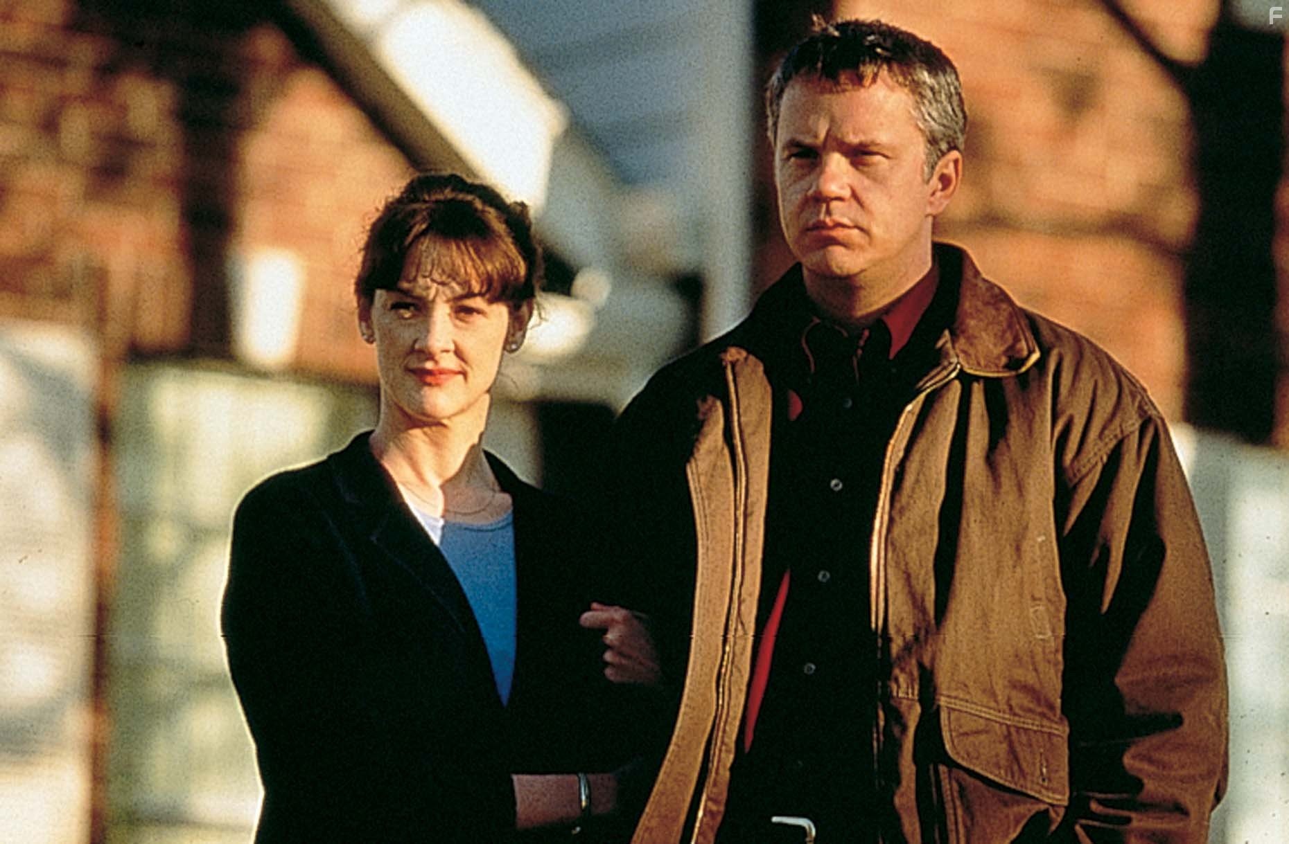 Tim Robbins and Joan Cusack in Дорога на Арлингтон (1999)