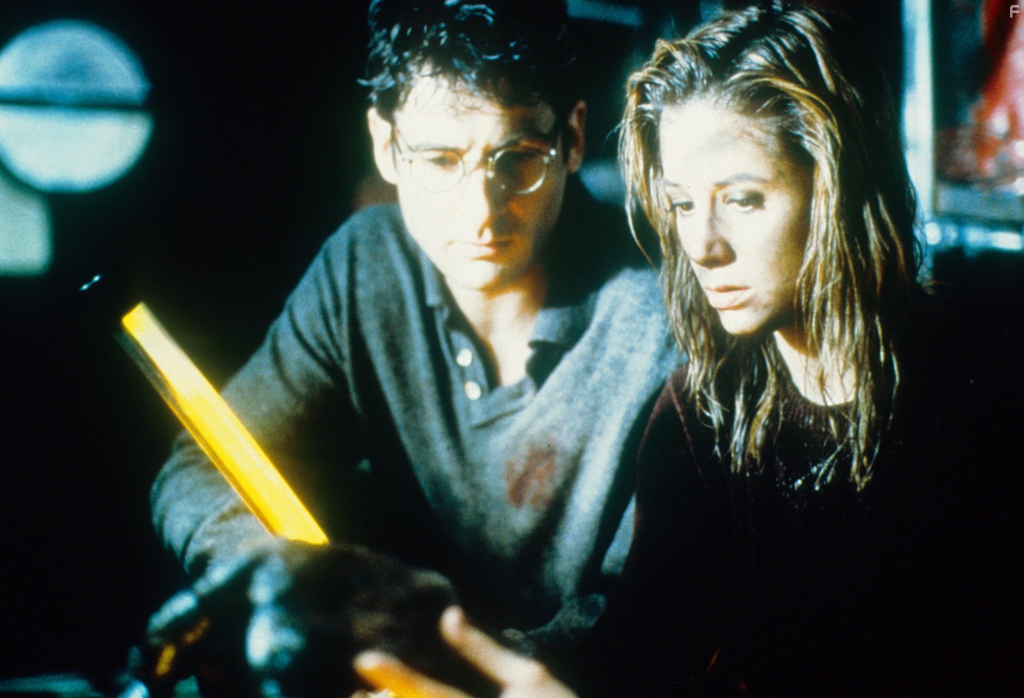 Mira Sorvino and Jeremy Northam in Мутанты (1997)