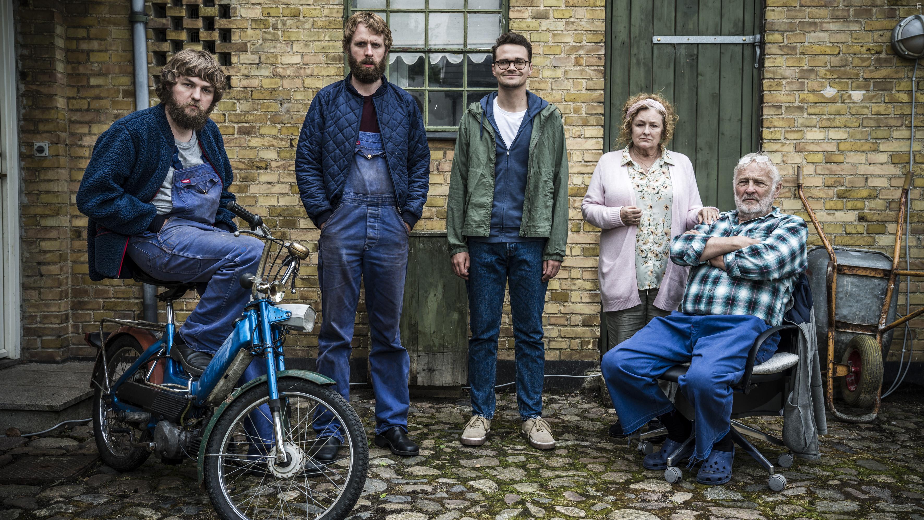 Niels Hausgaard, Kirsten Lehfeldt, Ruben Sltoft, Kasper Gross, and Jonas Rn Mogensen in Minkavlerne (2019)