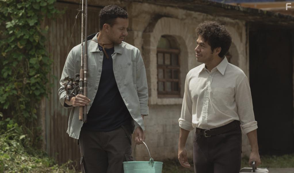 Guillermo Villegas and Pierre Louis in La Gran Seduccin (2023)