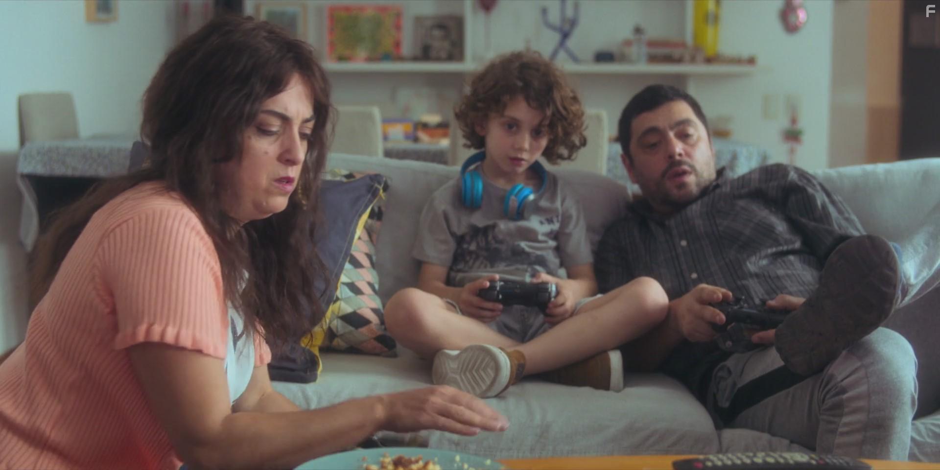 Alberto Ajaka and Paola Barrientos in Casi muerta (2023)