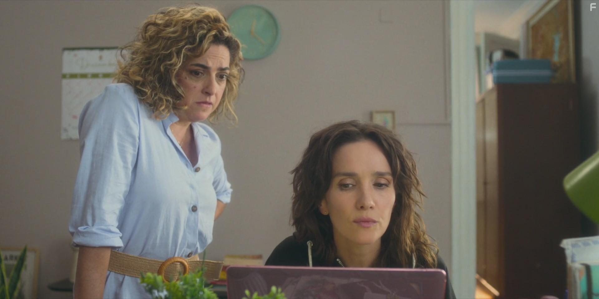 Natalia Oreiro and Paola Barrientos in Casi muerta (2023)
