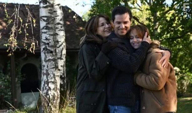 Valrie Lemercier, Melvil Poupaud, and Lou de Lage in Coup de chance (2023)