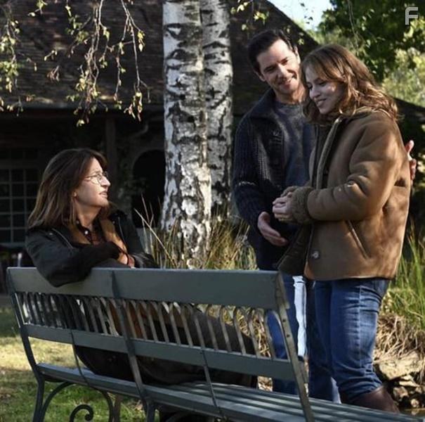 Valrie Lemercier, Melvil Poupaud, and Lou de Lage in Coup de chance (2023)