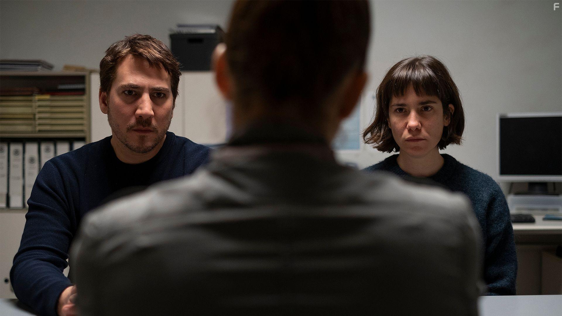 Alberto Ammann and Bruna Cus in Upon Entry (2022)