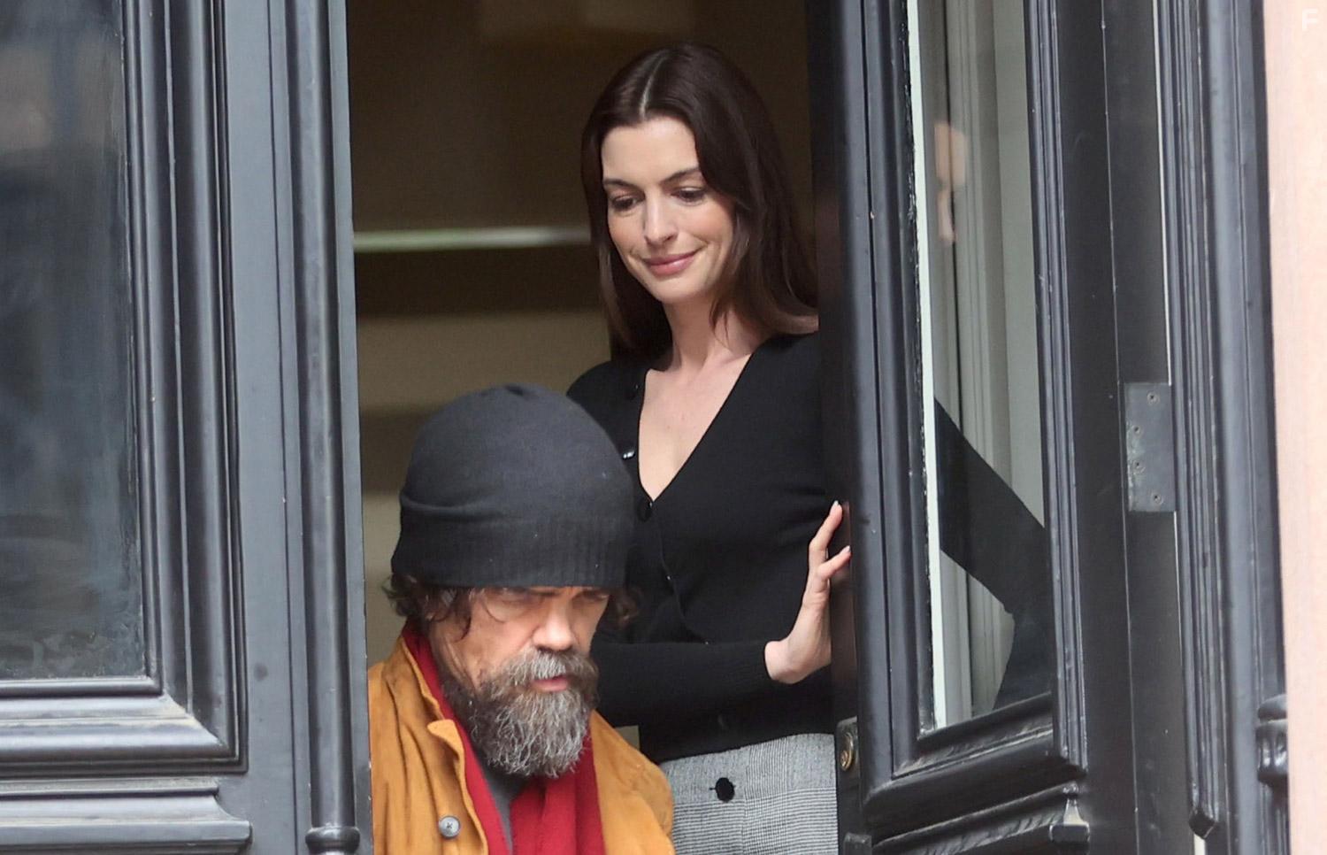 Anne Hathaway and Peter Dinklage in She Came to Me (2023)