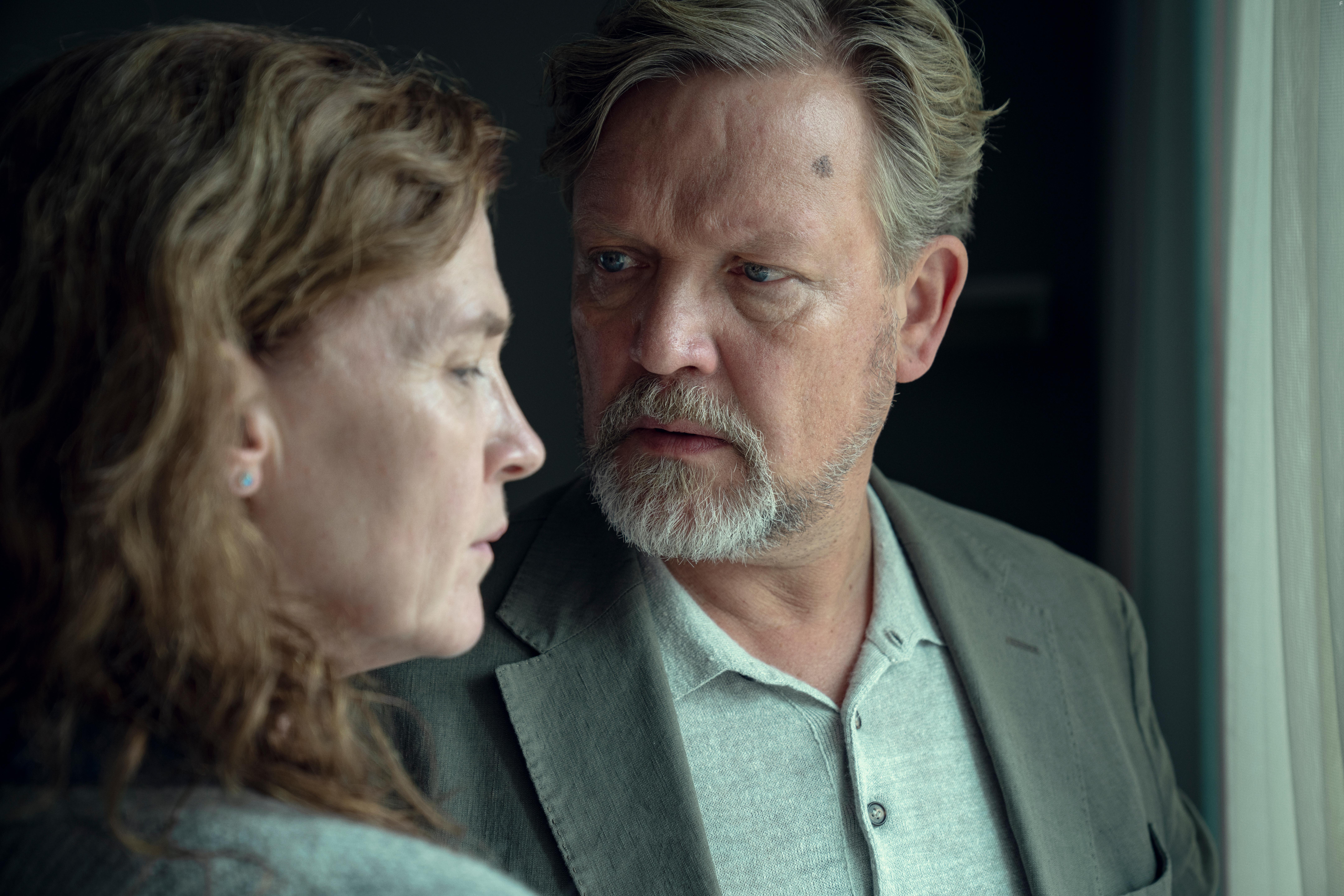 Justus von Dohnnyi and Julika Jenkins in Liebes Kind (2023)