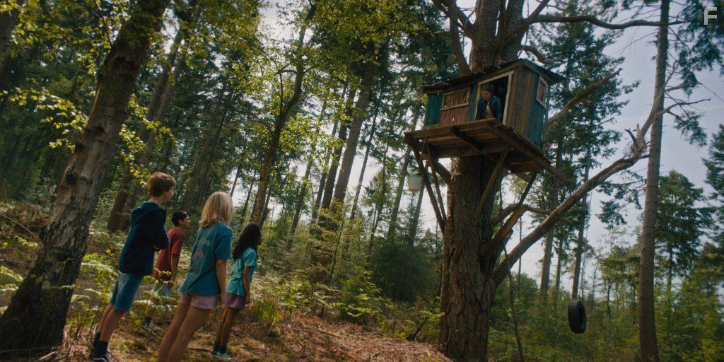 Chloe Bouterse, Pascale Kromkamp, Yray Topcu, Isaac Powell, and Layla Zara Seme in Tot Zonsondergang (2022)