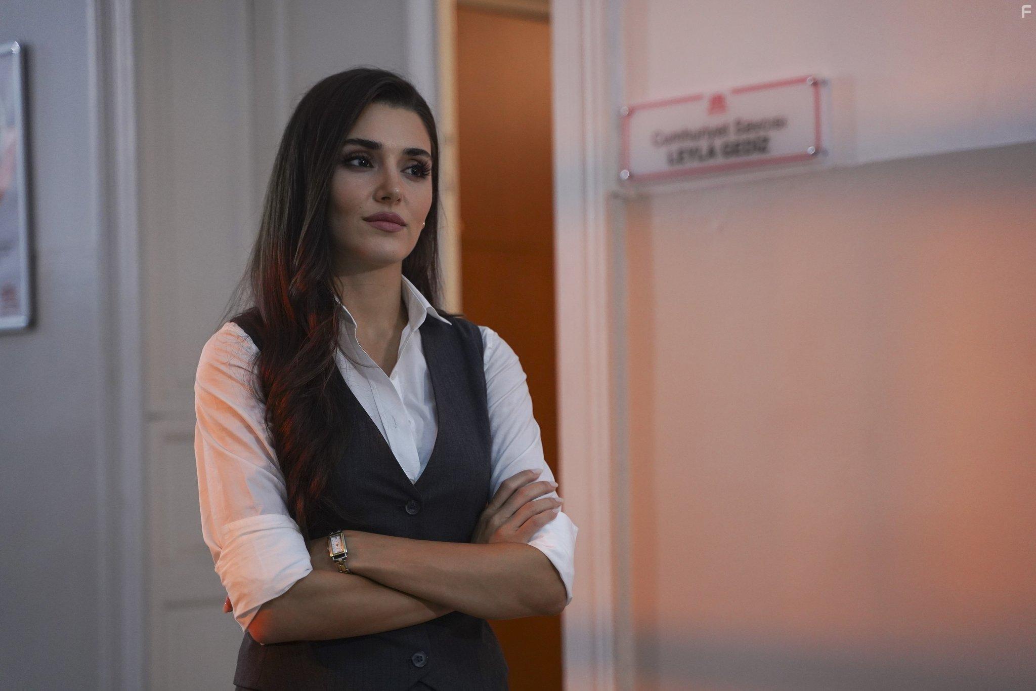 Hande Erel in Bambaska Biri (2023)