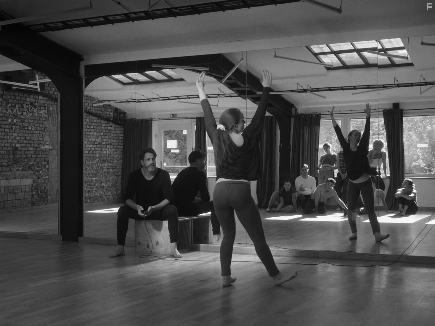 Eliska Soukupov, Jan Homola, Vclav Vask, Alena Dolkov, Kamila Mottlov, and Kristna Starhov in Zrcadla ve tme (2021)