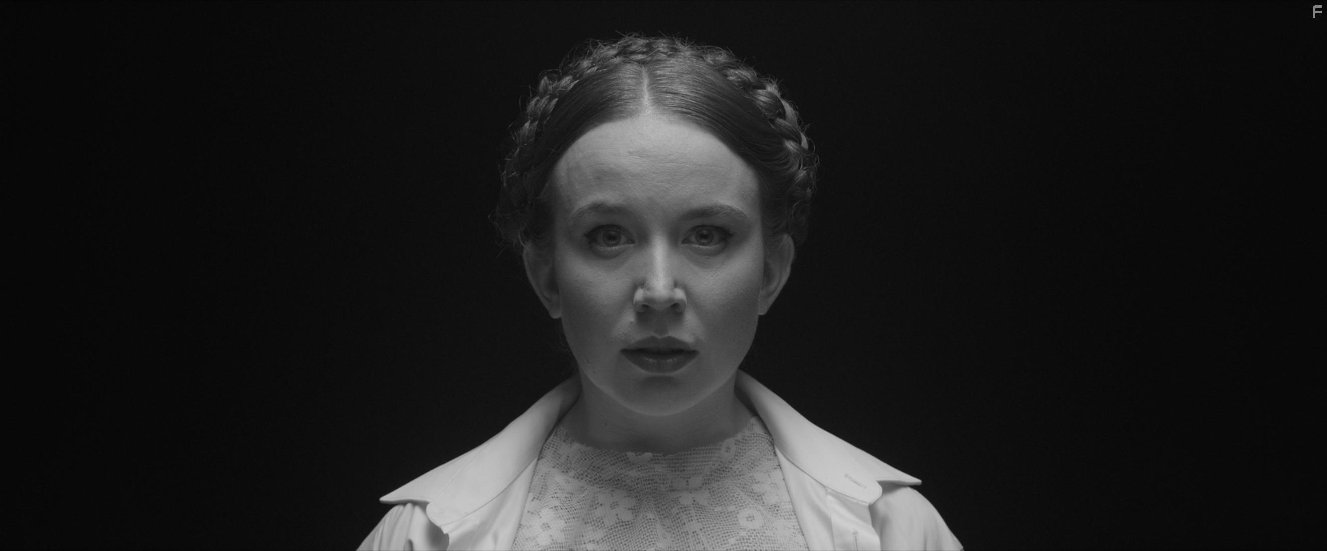 Alena Dolkov in Zrcadla ve tme (2021)