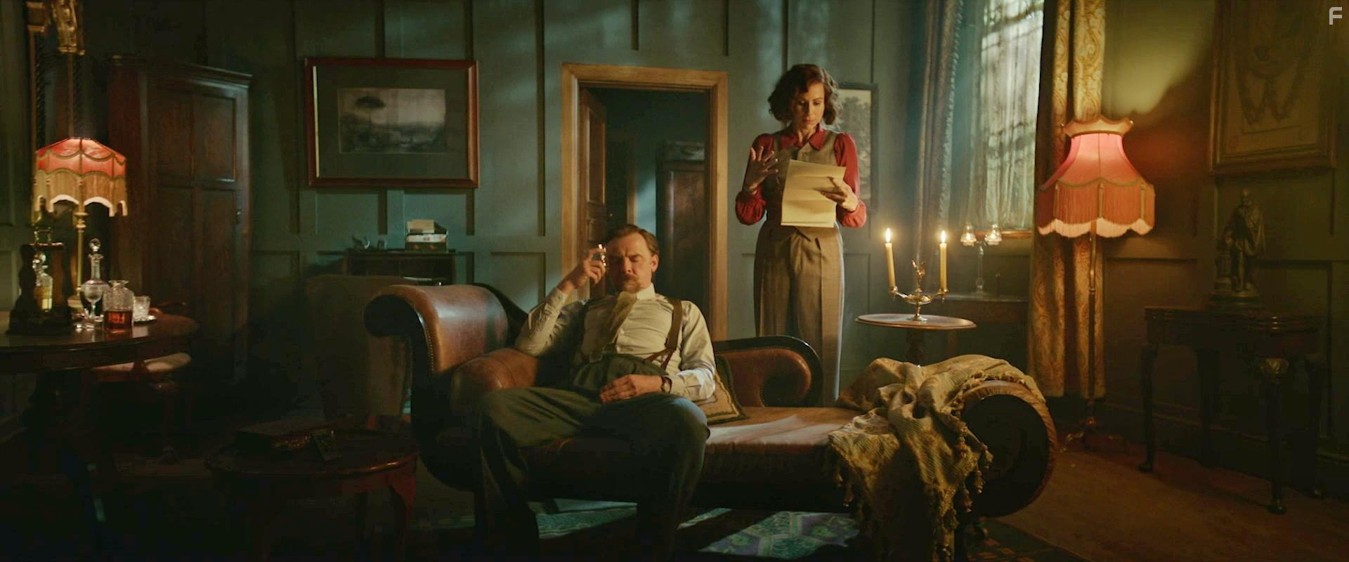 Minnie Driver and Simon Pegg in Nandor Fodor and the Talking Mongoose (2023)