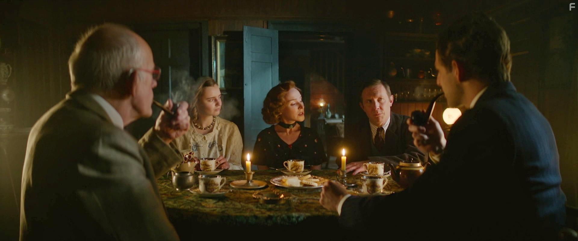 Christopher Lloyd, Tim Downie, Emilio Calcioli, Ruth Connell, and Jessica Balmer in Nandor Fodor and the Talking Mongoose (2023)