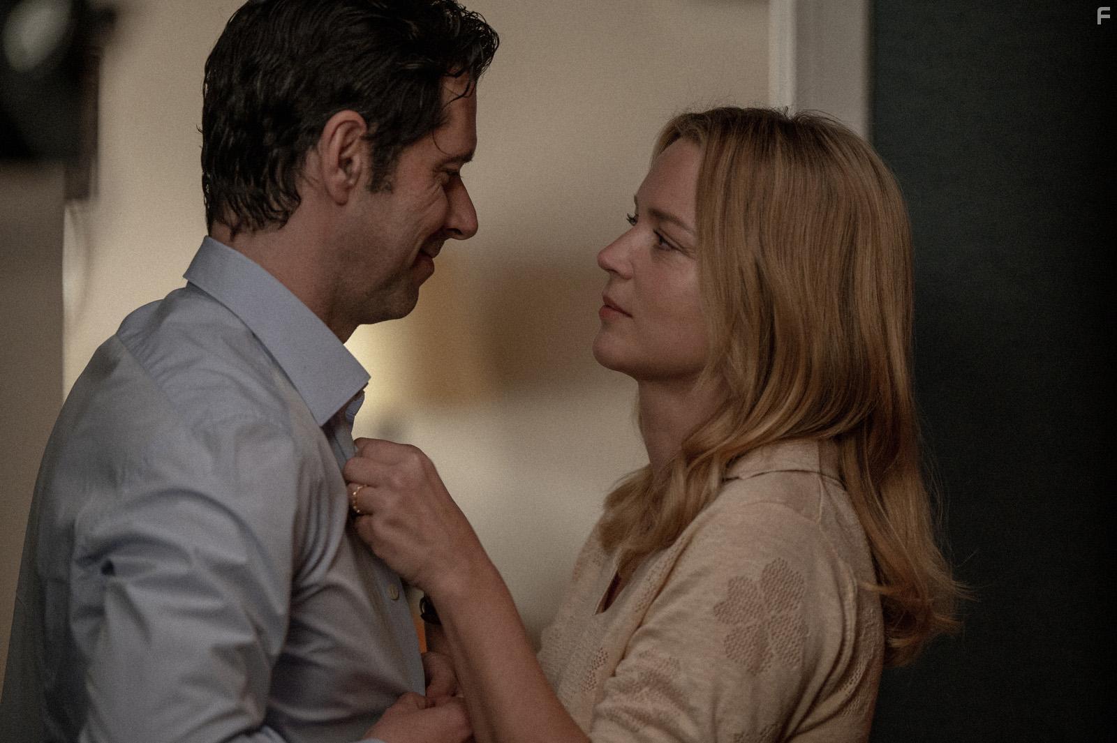 Melvil Poupaud and Virginie Efira in L'amour et les forts (2023)