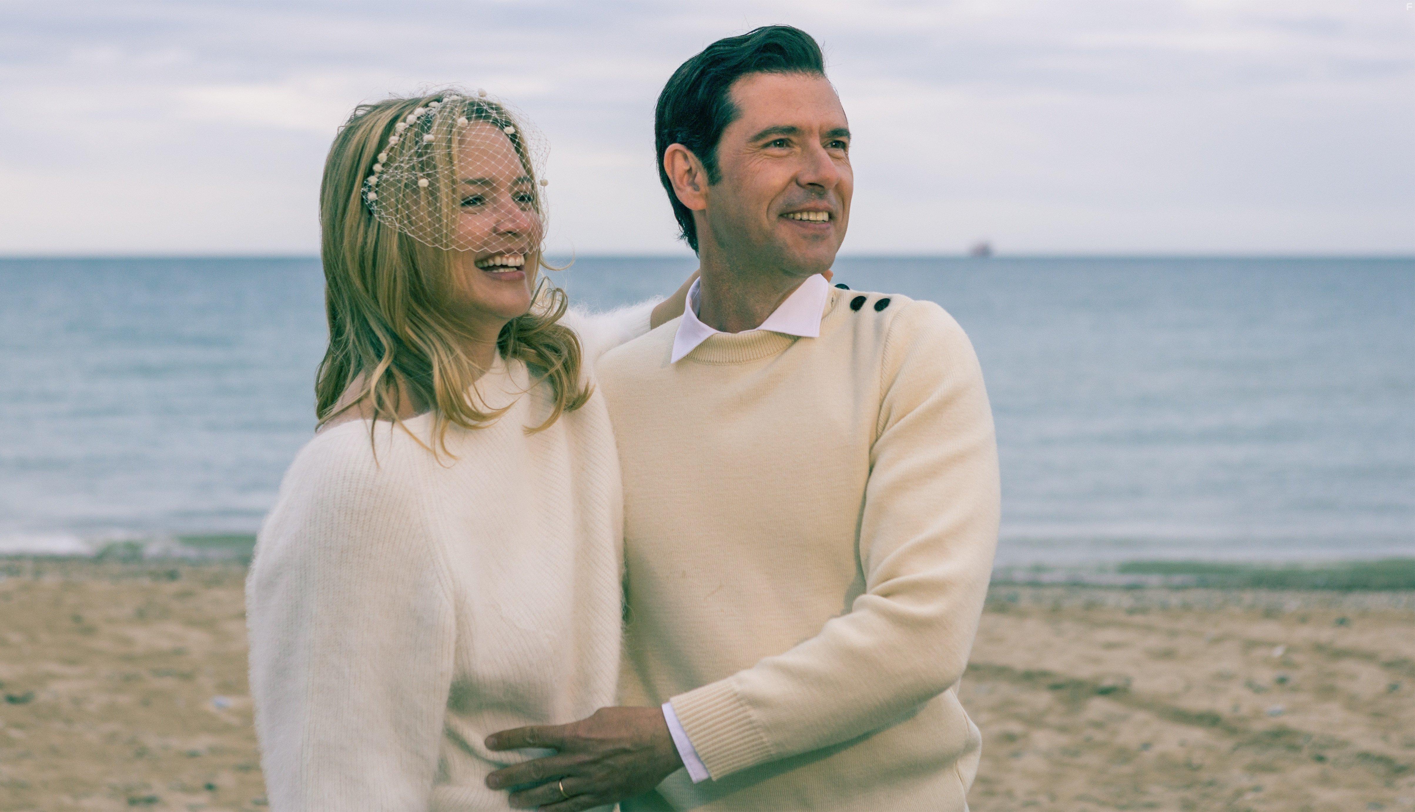 Melvil Poupaud and Virginie Efira in L'amour et les forts (2023)