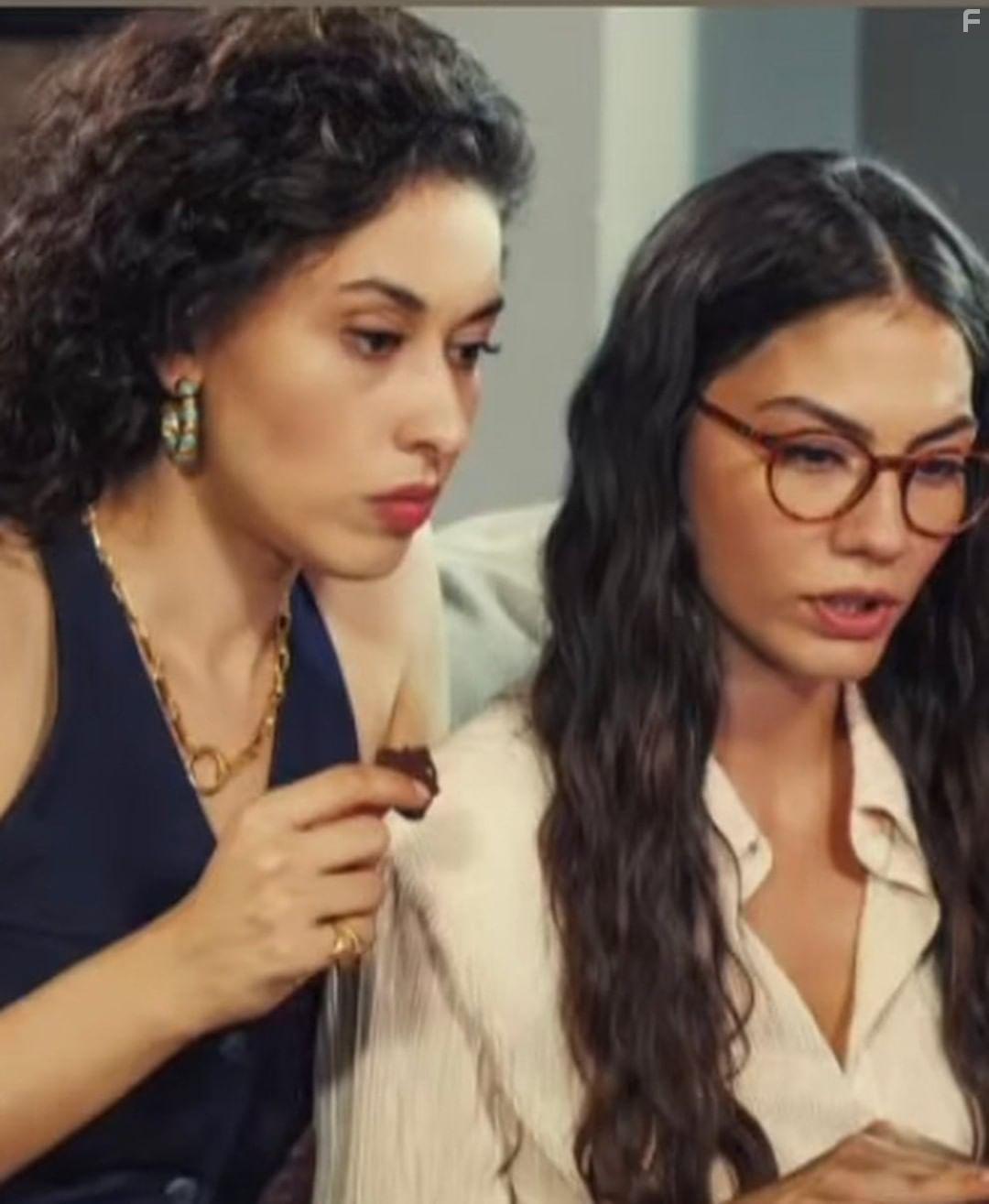 Demet zdemir and Hande Yilmaz in Ask Taktikleri (2022)