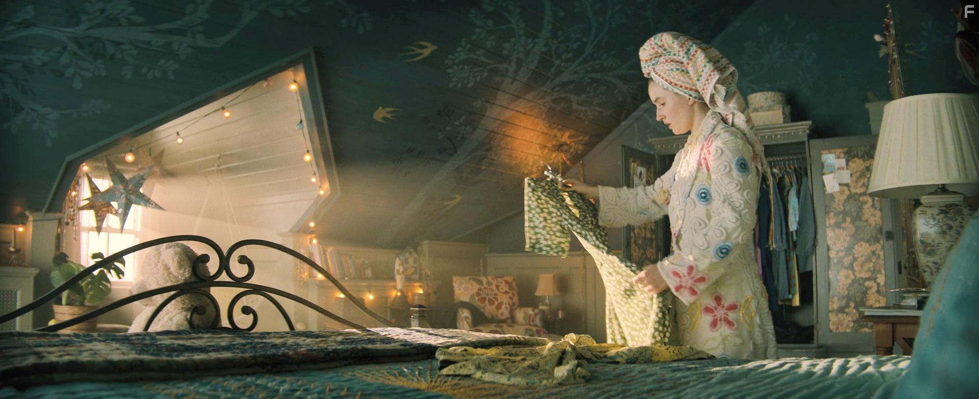 Kaitlyn Dever in No One Will Save You (2023)