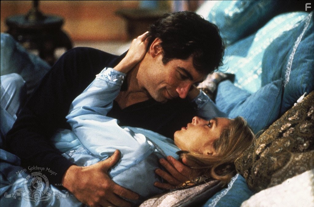 Timothy Dalton and Maryam d'Abo in Искры из глаз (1987)